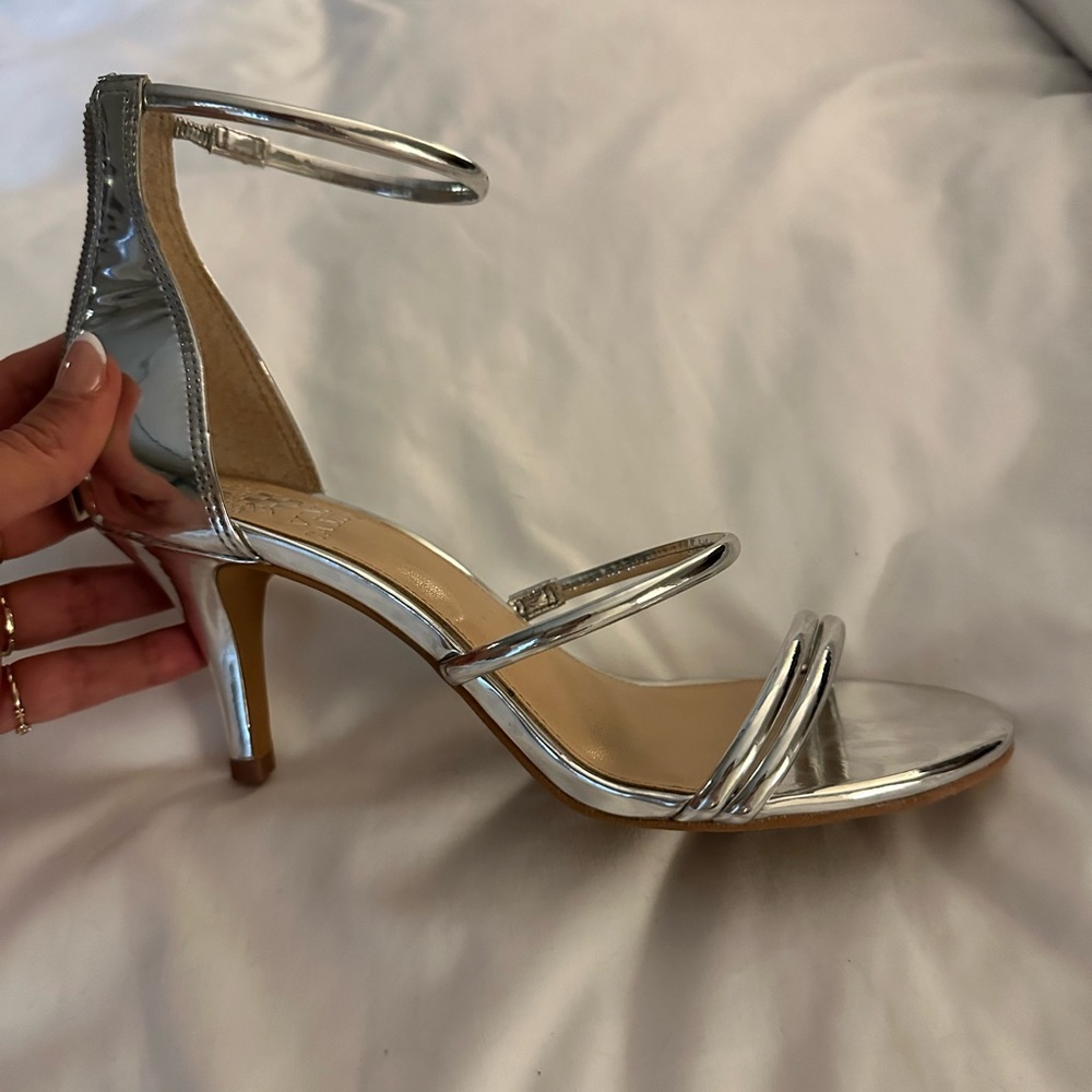 Silver Vince Camuto Heels sz 8.5 womens - Picture 3 of 7